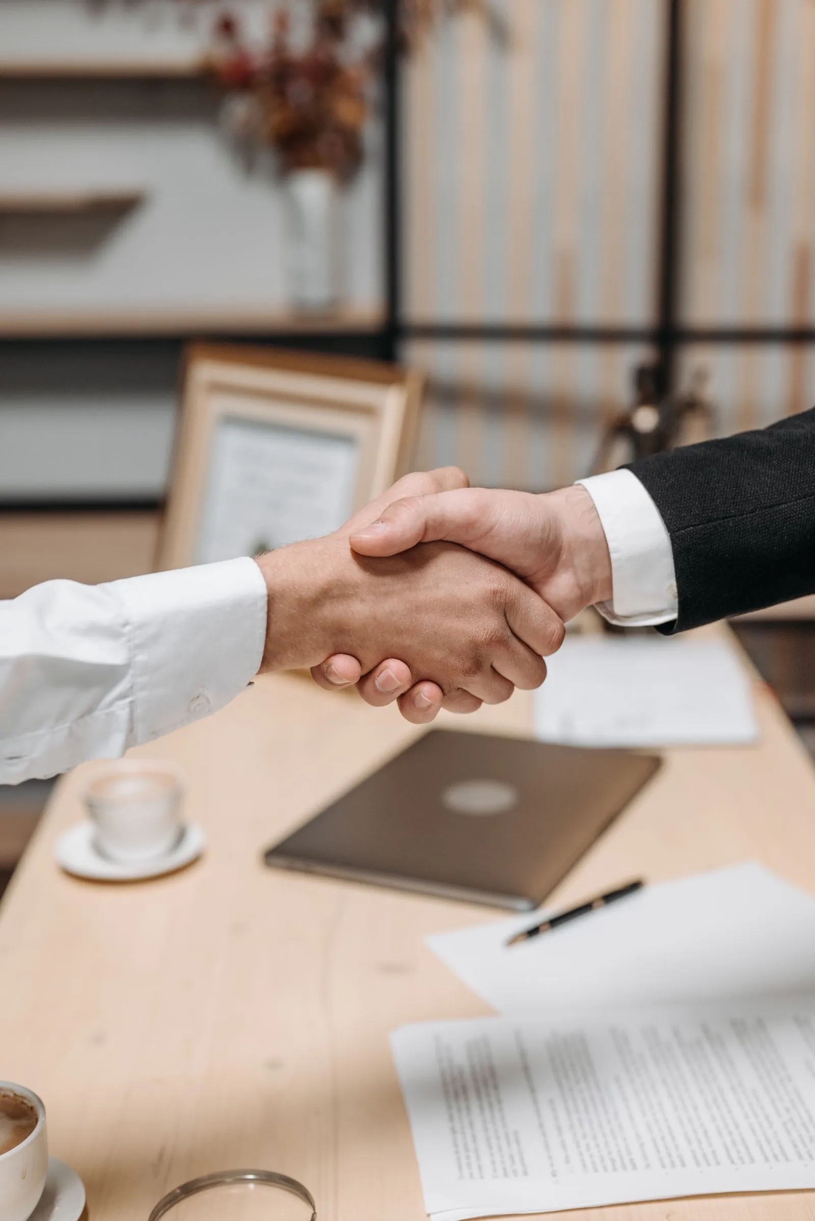Advisor annotating a shortlist of contact-center partners